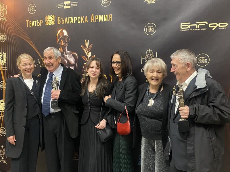 Празничната фамилия: Марина Янева, Марин Янев, Лора Богданова, Кристина Янева, Цветана Цветкова и Ивайло Христов