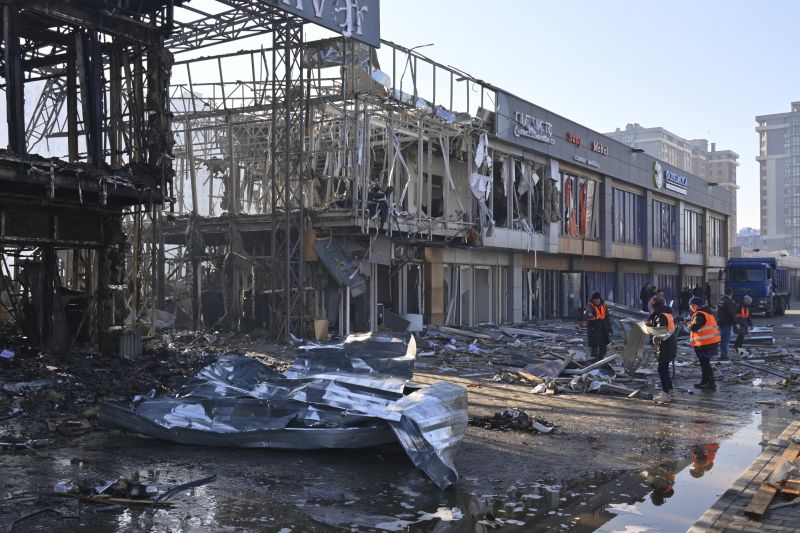 Разчистване в Одеса на сутринта след нощно нападение с дронове, засегнало магазини. Снимка: АП/Michael Shtekel.