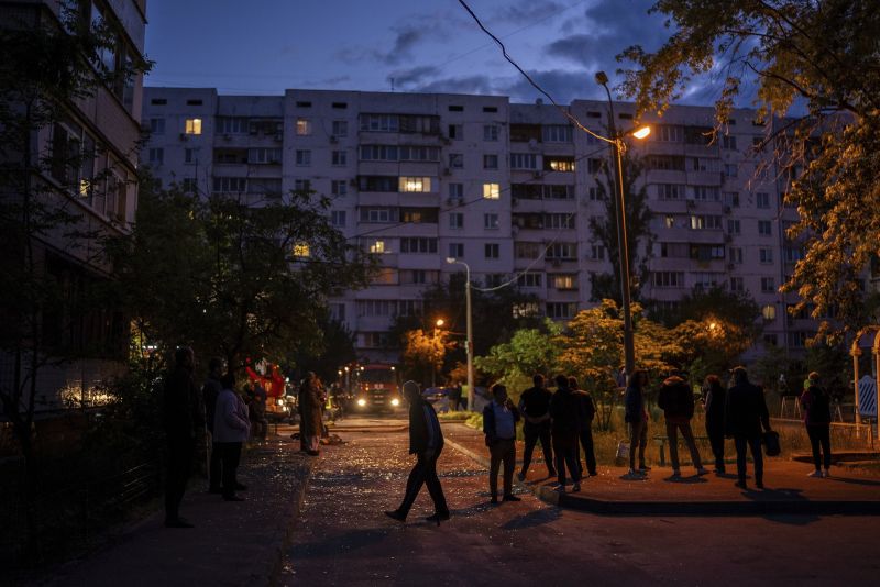 Жители на Киев пред жилищна сграда, повредена от руски удар. Снимка: АП/Alex Babenko.