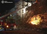 Пожарникари потушават огъня, предизвикан от удар с дрон по жилищна сграда тази нощ в украинския град Николаев. Снимка: Държавната служба за извънредни ситуации на Украйна чрез АП