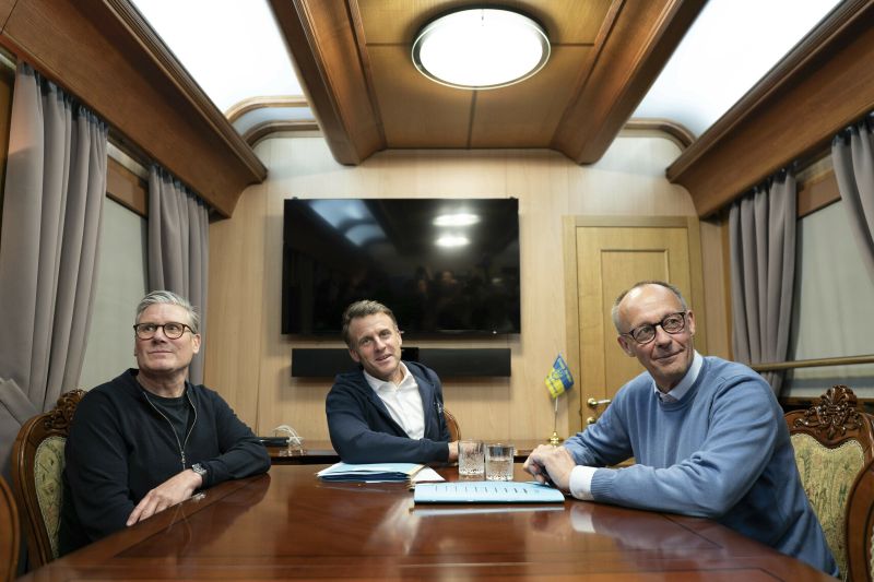 Британският премиер Киър Стармър, френският президент Еманюел Макрон и германският канцлер Фридрих Мерц на път към Киев.