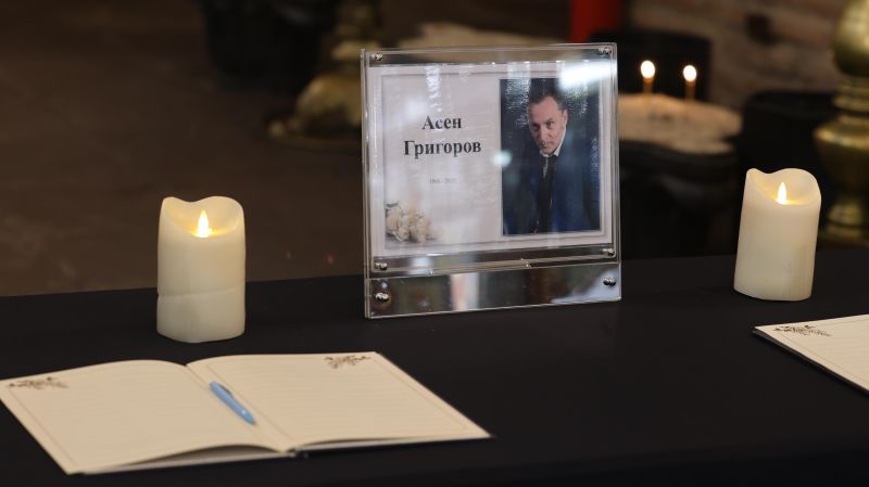 Колеги и близки се сбогуваха с журналиста Асен Григоров в ''Света София'' (галерия)