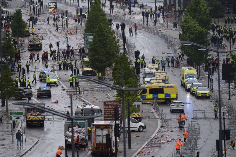 53-годишен британец прегази десетки привърженици на ФК ''Ливърпул'' на парада за трофея на Висшата лига (видео и снимки)