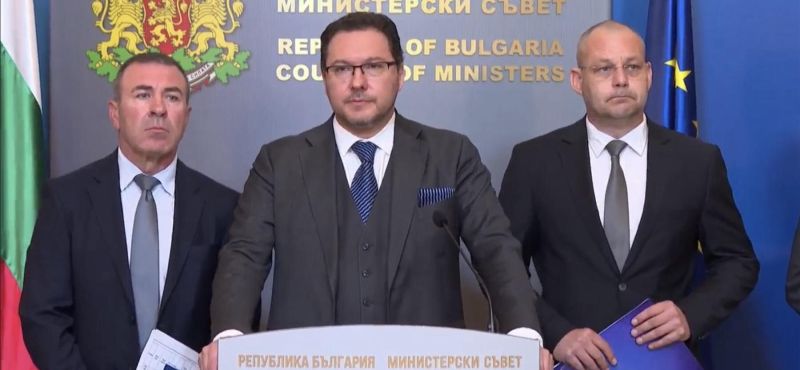 Вътрешният министър Даниел Митов даде брифинг в Министерски съвет днес във връзка с проведената проверка на МВР по обществената поръчка на икони и балони, с които да се намалява пътния травматизъм