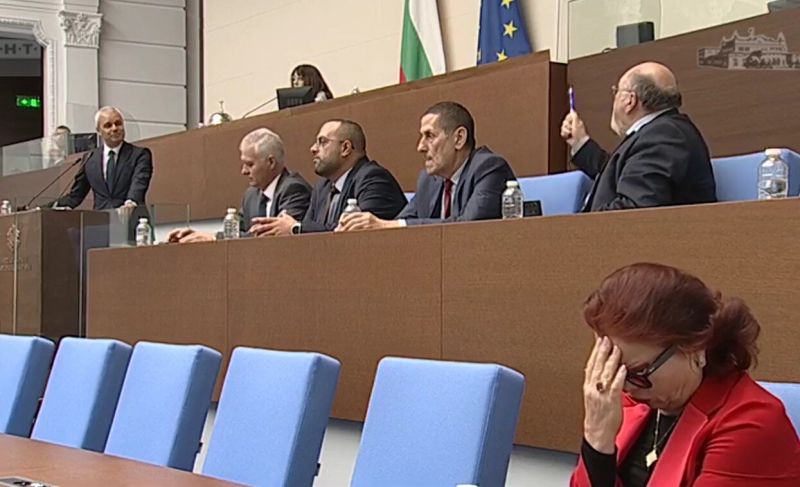 Александър Йорданов се разкрещя на Костадинов в пленарната зала: Лъжеш!