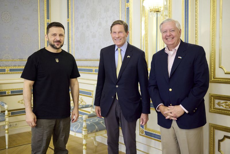 Украинският президент Володимир Зеленски с американските сенатори Ричард Блументал (в средата) и Линдзи Греъм в Киев на 12 август 2024 г. Снимка: Пресслужбата на президента на Украйна чрез АП
