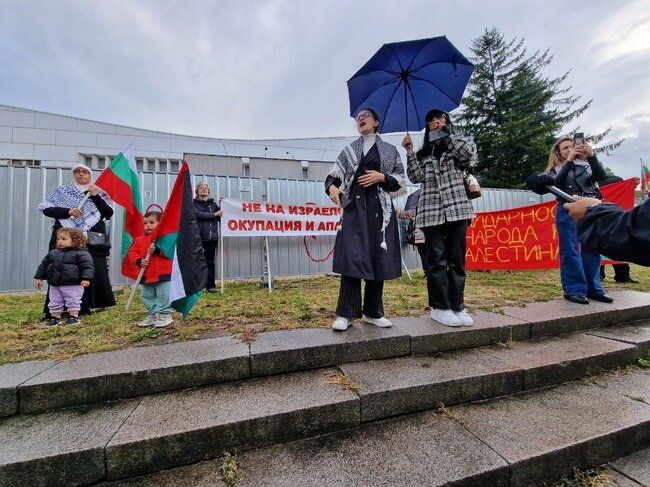 Мирен протест на палестинците пред МВнР
