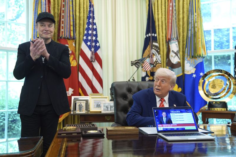 Илон Мъск и Доналд Тръмп в Овалния кабинет днес. Снимка: АП/Evan Vucci