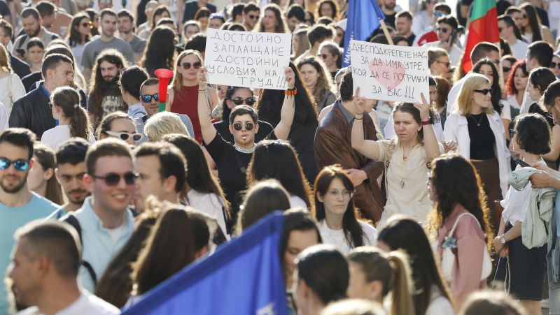 ''Ако няма промяна, изходът е в чужбина''. Втора вълна протести на млади лекари и медицински студенти (снимки)