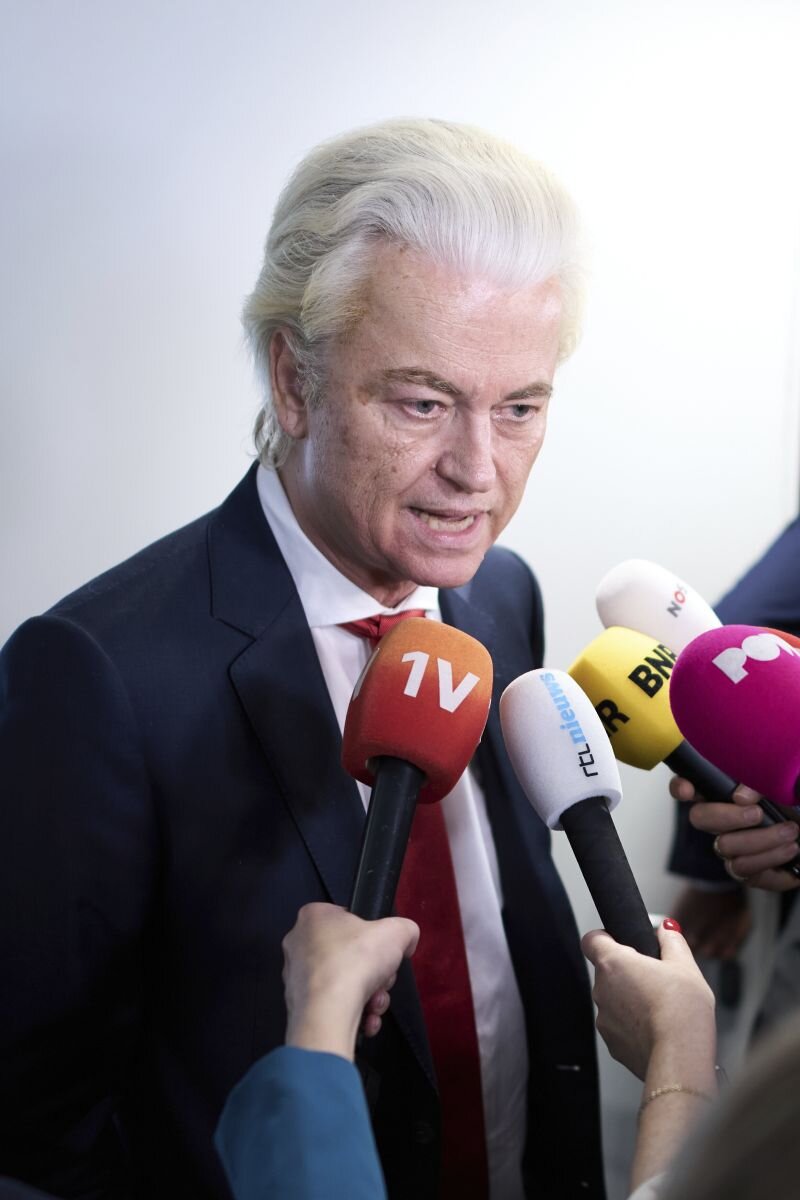 Крайнодесният депутат Герт Вилдерс говори пред журналисти в Хага, след като извади партията си от управляващата четирипартийна коалиция в Нидерландия, 3 юни 2025 г. (AP Photo/Peter Dejong)