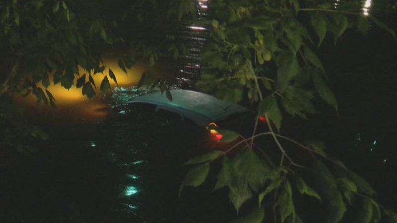 Млад мъж падна с колата си в река