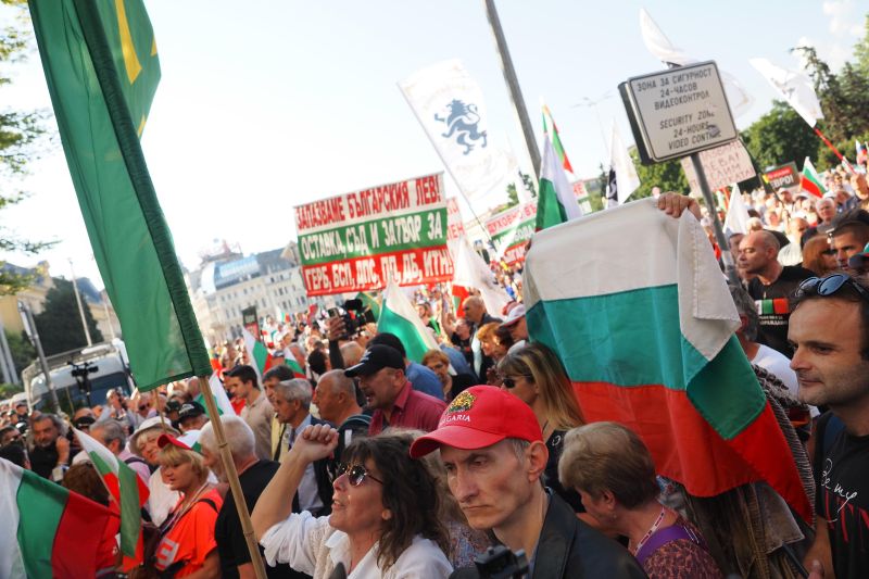 ''Искаме си лева!''. Стотици блокираха центъра на София (снимки)