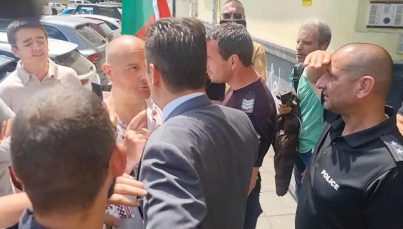 ''Съжалявам, че гласувах за теб.'' Кирил Петков се сблъска с протестиращи на ул. ''Московска'' в София (видео)