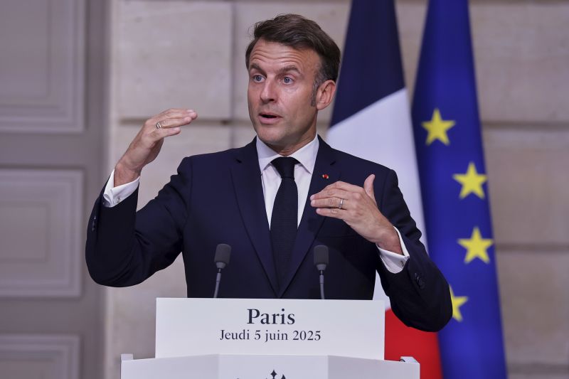 Френският президент Еманюел Макрон говори на днешната пресконференция в Елисейския дворец в Париж. Снимка: Christophe Petit Tesson, Pool Photo via AP