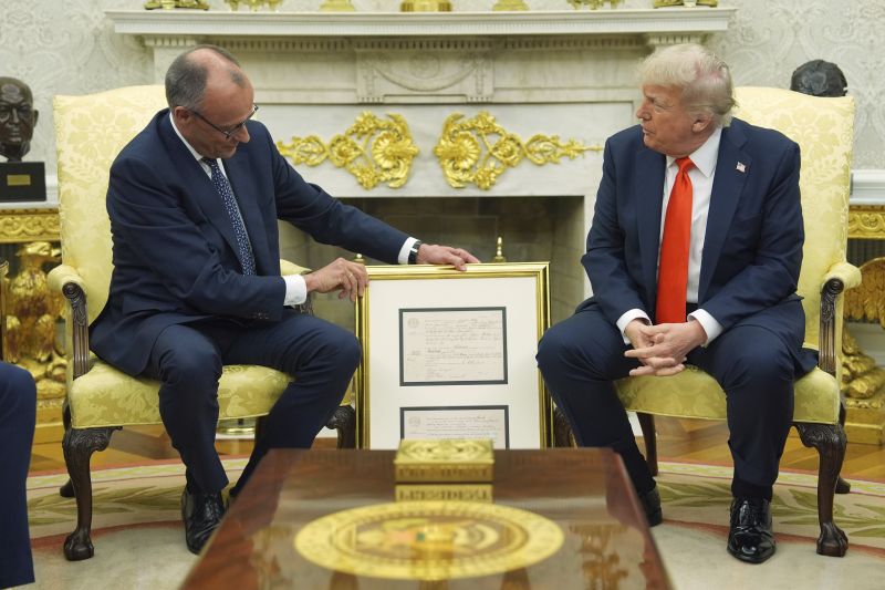 Германският канцлер Фридрих Мерц подарява на Доналд Тръмп акта за раждане на родения в Германия негов дядо