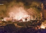 Украински пожарникари потушават пламъците, избухнали след руски удар по Харков на 30 април 2025 г. Снимка: Украинската служба за извънредни ситуации чрез АП