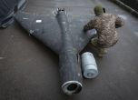 Украински военнослужещ оглежда свален дрон "Шахед" на руските сили на неназовано място в Украйна, 14 ноември 2024 г. Снимка: АП/Efrem Lukatsky
