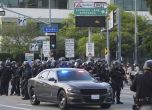 Полицаи в Лос Анджелис се подготвят за действия срещу протестиращи след акция на федералните имиграционни власти в града, 6 юни 2025 г. Снимка: AП/Damian Dovarganes
