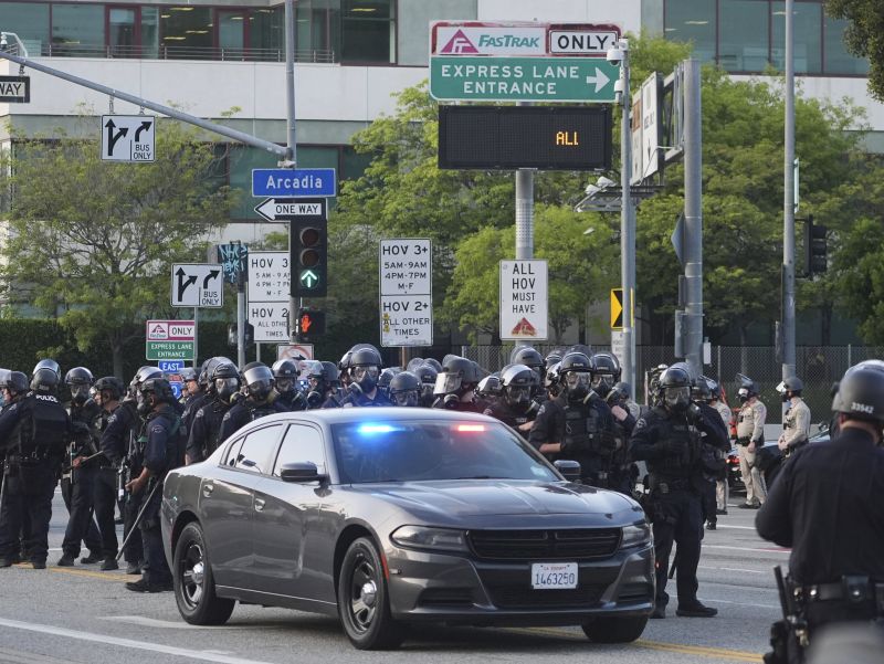 Полицаи в Лос Анджелис се подготвят за действия срещу протестиращи след акция на федералните имиграционни власти в града, 6 юни 2025 г. Снимка: AП/Damian Dovarganes