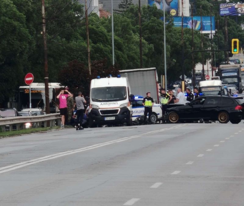 Двама ранени полицаи в катастрофа при гонка с бандит в София. Те са в болница, а той избягал (снимки)