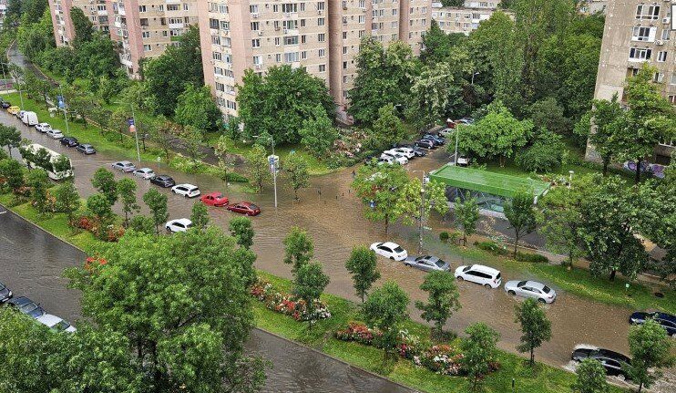 Невиждана от 100 години буря наводни Букурещ и отклони дестки полети