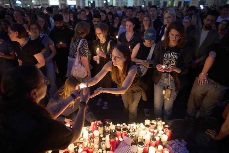 Хора оставиха свещи