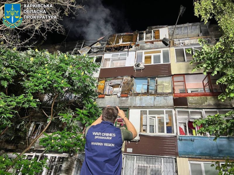 Една от ударените от руснаците сгради в Харков