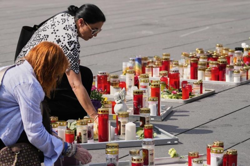 Хора полагат свещи пред мемориала в памет на жертвите на атаката в Грац