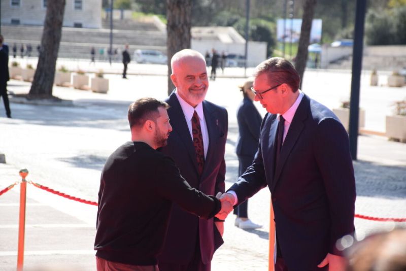 Президентът на Украйна Володомир Зеленски и президента на сърбия Александър Вучич.