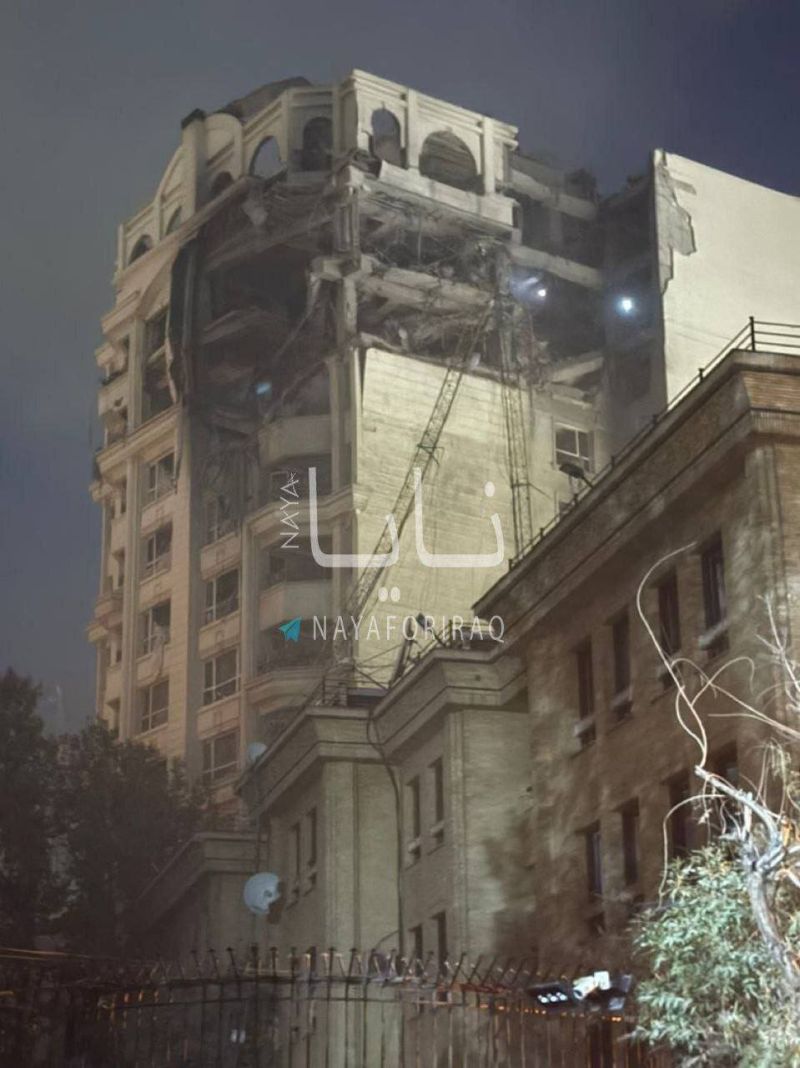 Една от ударените сгради в Техеран