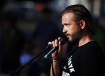 БТА, София (12 юни 2025) Дигиталната изложба "Украйна: любов + война" се показва в София и Киев. У нас тя е подредена пред Народния театър „Иван Вазов“. На снимката: актьорът Александър Алексиев.