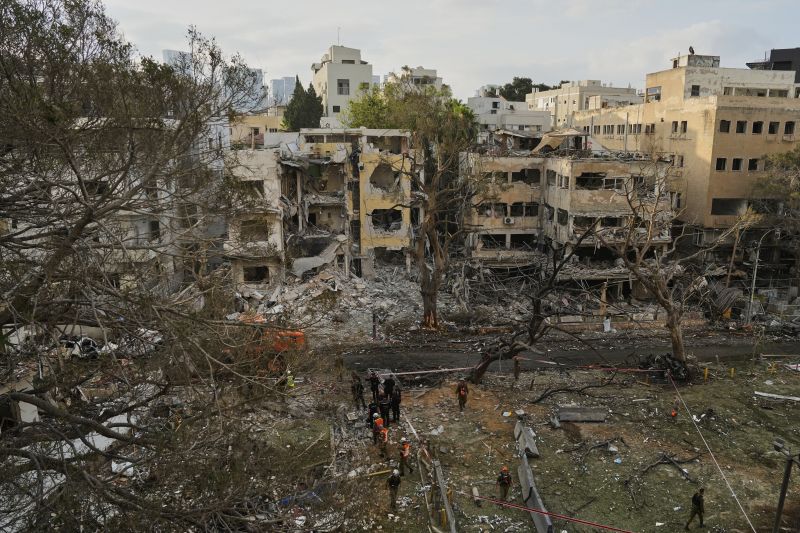 Спасители оглеждат последици след ирански ракетен удар в Тел Авив, 16 юни 2025 година. Снимка: AP/Baz Ratner