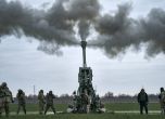 Украински военнослужещи обстрелват руски позиции Херсонска област с американска гаубица Ем777, 9 януари 2023 година. Снимка: AP/Libkos