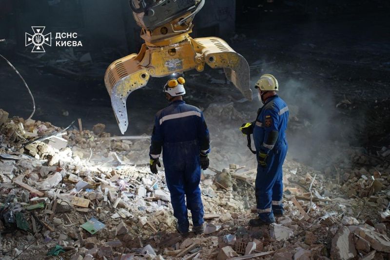 Разчистването на отломките продължи цяла нощ