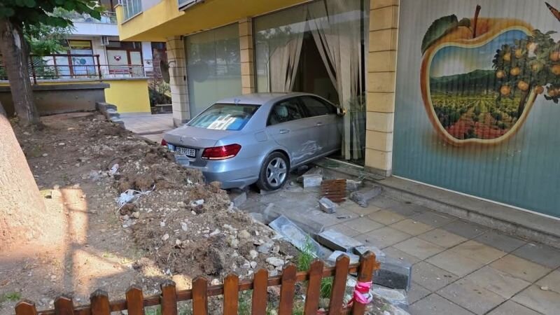 Жена ''паркира'' в офис в столичния квартал ''Манастирски ливади'' (снимки)