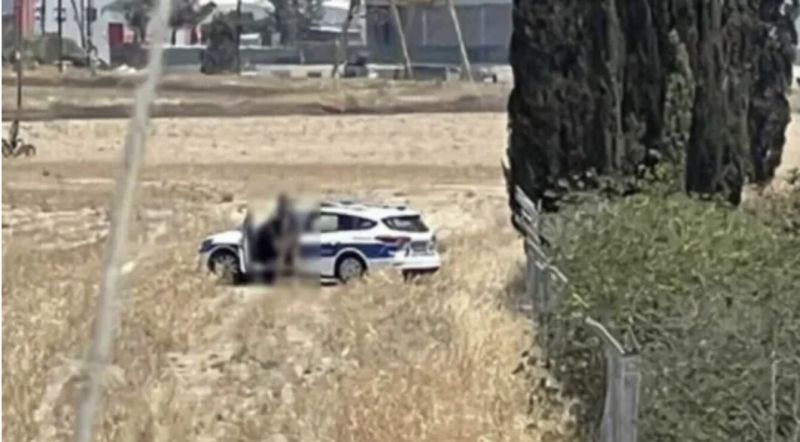 Хванаха кипърски полицаи в интимен момент в патрулка посред бял ден