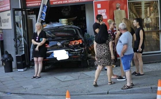 Лек автомобил се вряза в магазин в Пловдив