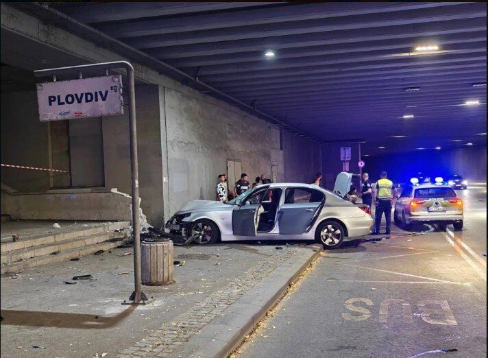 Кола помете пешеходци на спирка на градския транспорт в Пловдив.