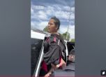 Жената е натикана в автомобил