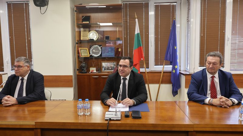  Благой Голубарев (член на КЕВР), Пламен Младеновски (председател на КЕВР) и Таско Ерменков (член на КЕВР)