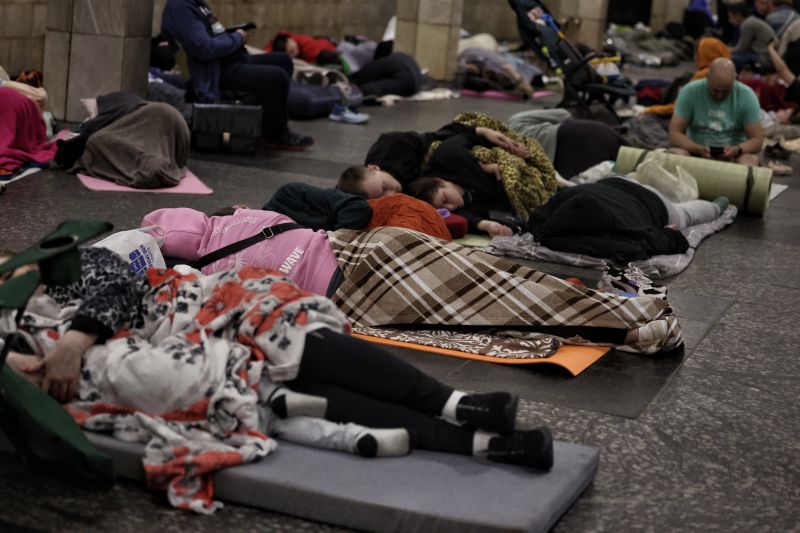 Жители на Киев се укриват в метрото от руските бомбардировки 