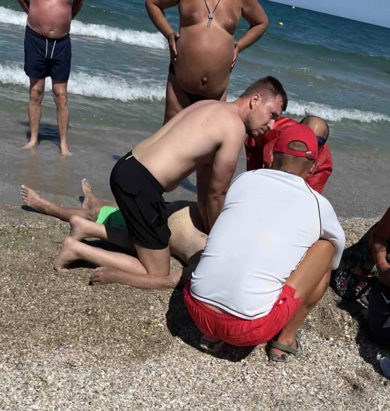 Д-р Бакалов помага на пациент на плажа