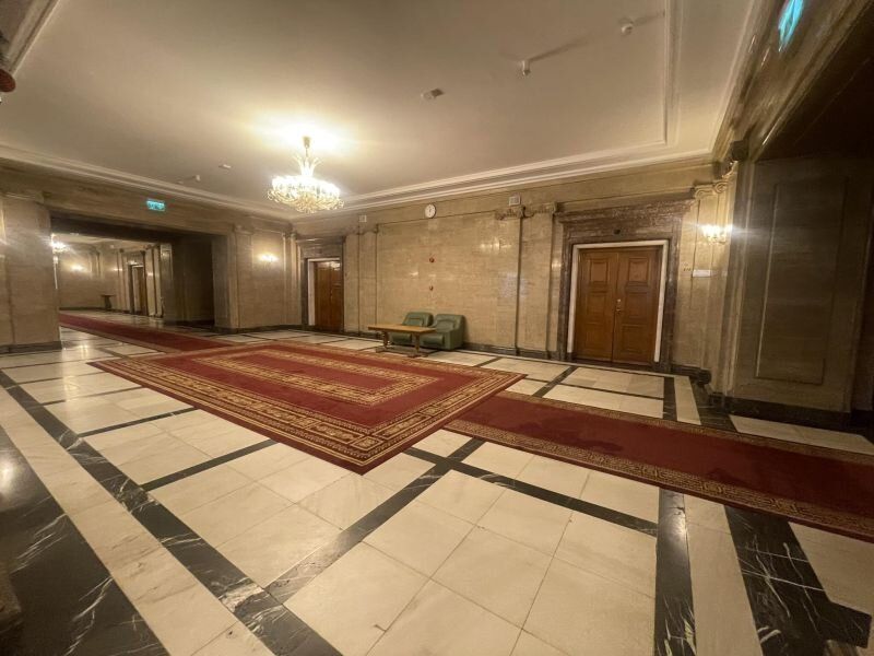 Зад тези две врати се намира най-просторният бивш кабинет на Тодор Живков, в който сега се разполага Борисов