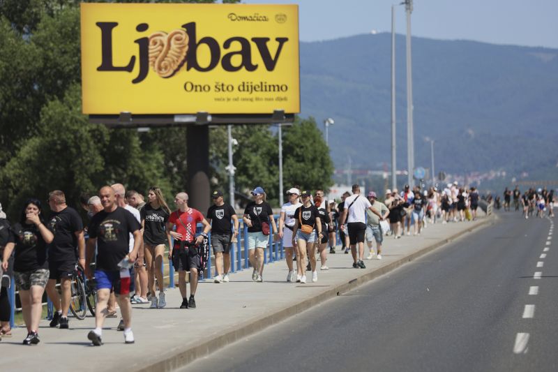 Фенове отиват към мястото на концерта на Томпсън