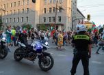 Полицай пази шествието за запазване на лева