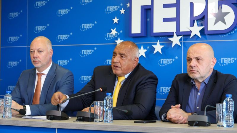Росен Желязков, Бойко Борисов и Томислав Дончев в централата на ГЕРБ