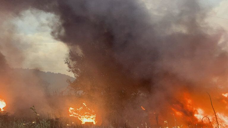 Пожар в Пазарджик, има силно задимяване