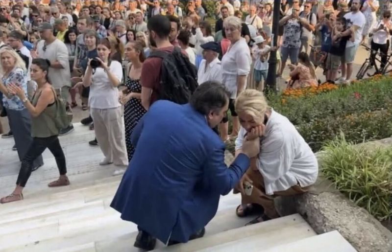 Асен Василев отиде при сестрата на Благо Коцев, след като тя говори на протеста