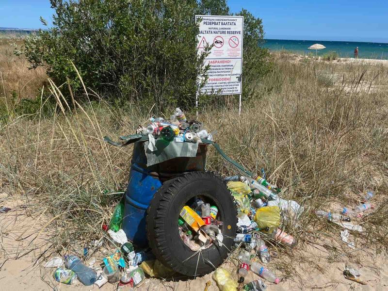 Прекрасният плаж вече започва да се превръща в сметище