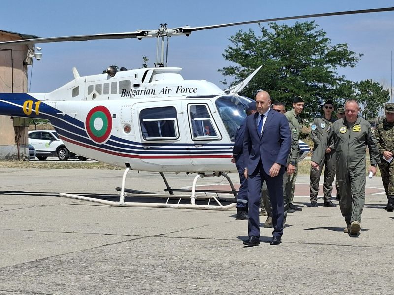 Днес президентът и върховен главнокомандващ на Въоръжените сили Румен Радев посети 24-та авиобаза „Крумово“